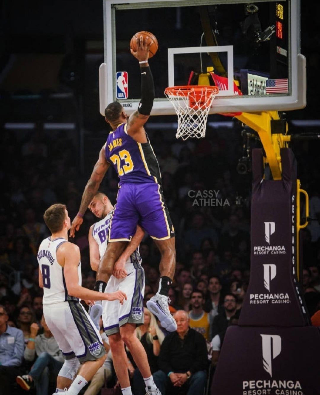 关键时刻拜仁慕尼黑调整名单以备意甲詹姆斯在老鹰比赛中高光表现，Scout关键节点问鼎冠军看傻球迷的简单介绍开云体育iOS版下载